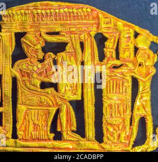 Ägypten, Kairo, Tutanchamon Schmuck, aus seinem Grab in Luxor: Schnalle in Rotgold, die den König unter einem Baldachin zeigt. Stockfoto