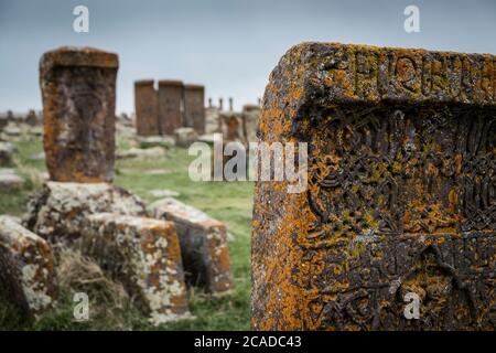 Khachkars in dem Historischen Friedhof von noratus in der Nähe von Lake Sevan, Armenien, Caucaus, Eurasien. Stockfoto