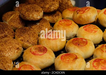 Nahaufnahme von Mondkuchen aus Schweinefleisch (mit Fleisch gefüllt).traditioneller chinesischer Snack während des Mid-Autumn Festivals. Stockfoto