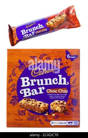 Box von Cadbury Brunch Bar Choc Chip mit einem Balken entfernt isoliert auf weißem Hintergrund Stockfoto