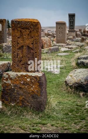 Khachkars in dem Historischen Friedhof von noratus in der Nähe von Lake Sevan, Armenien, Caucaus, Eurasien. Stockfoto