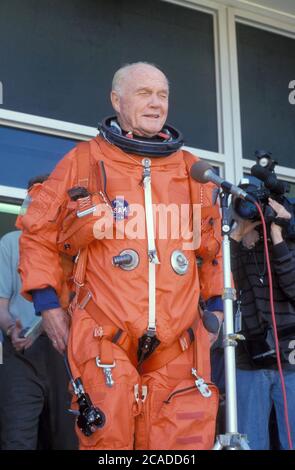 San Antonio Texas USA, 1998: Der 77-jährige US-Senator John Glenn hält eine Pressekonferenz ab, während er eine Astronautenausbildung für einen Flug mit dem NASA-Space-Shuttle durchläuft. Glenn war der erste Amerikaner, der die Erde umkreiste, und wurde der älteste, der mit dem Shuttle flog. ©Bob Daemmrich Stockfoto