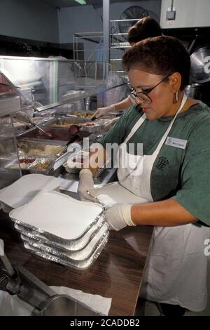 Austin, Texas, USA, um 1989: Der Freiwillige Meals on Wheels packt zubereitete Lebensmittel für die Lieferung an einkommensschwache Einwohner von Austin ein. ©Bob Daemmrich Stockfoto