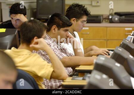 Brownsville, Texas, USA, Januar 2006: Studenten in Business Computer Information Systems (Computerinformationssysteme) arbeiten an Aufgaben. ©Bob Daemmrich Stockfoto