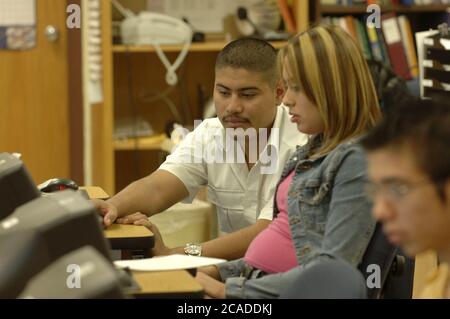 Brownsville, Texas, USA, Januar 2006: Studenten in Business Computer Information Systems (Computerinformationssysteme) arbeiten an Aufgaben. ©Bob Daemmrich Stockfoto