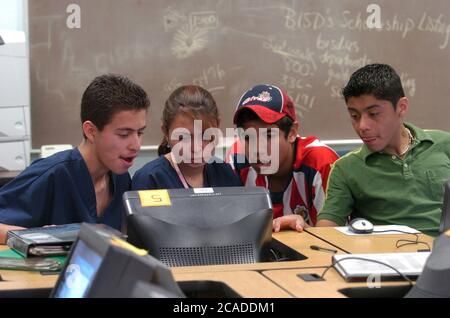 Brownsville, Texas, USA, Januar 2006: Hispanische Studenten verwenden Computer im Karrierekurs Technologie. ©Bob Daemmrich Stockfoto