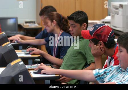 Brownsville, Texas, USA, Januar 2006: Hispanische Studenten verwenden Computer im Karrierekurs Technologie. ©Bob Daemmrich Stockfoto