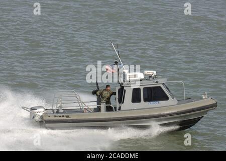 Port Aransas, Texas USA, 15. Januar 2006: Ein Hafenpolizeiboot fährt auf dem Aransas Channel in die Corpus Christi Bay an der texanischen Golfküste ©Bob Daemmrich Stockfoto