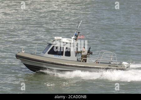 Port Aransas, Texas USA, 15. Januar 2006: Ein Hafenpolizeiboot fährt auf dem Aransas Channel in die Corpus Christi Bay an der texanischen Golfküste ©Bob Daemmrich Stockfoto