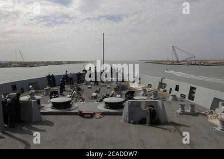 Port Aransas, Texas USA, 15. Januar 2006: Jungfernfahrt der USS San Antonio (LPD-17) Amphibiendock nach ihrer Inbetriebnahme am Vortag. Seeleute auf dem Vorplatz bereiten das Schiff zum Anlegen vor. Stockfoto