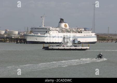 Port Aransas, Texas USA, 15. Januar 2006: Das Kasino-Schiff Texas Treasure, eine Autofähre und ein Polizeiboot, das die Bucht am Aransas Pass-Dock überwacht. ©Bob Daemmrich Stockfoto