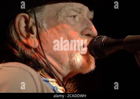 Alpine, Texas USA, 14. Februar 2006: Die US-amerikanische Musiklegende Willie Nelson tritt am Valentinstag an der Sul Ross State University auf, als Teil einer Benefiz für den neuen Sender Marfa Public Radio, der am Dienstag ausstrahlt. ©Bob Daemmrich Stockfoto