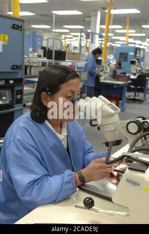 Matamoros, Mexiko April 2006: Mexikanische Arbeiter bei CyOptics, einer High-Tech-Produktionsstätte direkt gegenüber der US-Grenze von Brownsville, Texas. CyOptics, ein Unternehmen im Besitz der USA, entwirft, entwickelt und vermarktet eine Reihe von optischen Chips und Komponenten für die Integration in Zugangssysteme, Metro- und Fernkommunikationssysteme. Darüber hinaus bietet das Unternehmen Dienstleistungen in den Bereichen Vertragsgestaltung, Fertigung und Verpackung an. ©Bob Daemmrich Stockfoto