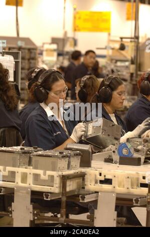 Matamoros, Mexiko April 2006: Autoradios werden in Delphi Delco Electronics de Mexico hergestellt, einem Maquiladora-Werk über die Grenze der Vereinigten Staaten von Brownsville, Texas, das Teile für General Motors-Autos herstellt. Delphi beschäftigt etwa 11.000 mexikanische Arbeiter in sieben Fabriken in der Nähe von Matamoros. ©Bob Daemmrich Stockfoto