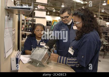 Matamoros, Mexiko April 2006: Autoradios werden in Delphi Delco Electronics de Mexico hergestellt, einem Maquiladora-Werk über die Grenze der Vereinigten Staaten von Brownsville, Texas, das Teile für General Motors-Autos herstellt. Delphi beschäftigt etwa 11.000 mexikanische Arbeiter in sieben Fabriken in der Nähe von Matamoros. ©Bob Daemmrich Stockfoto