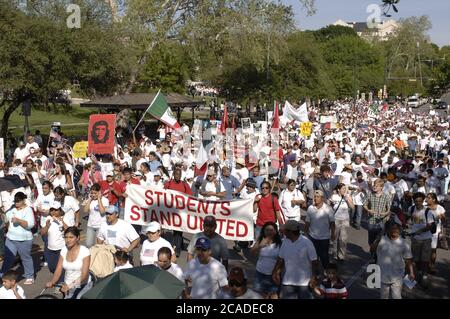 Austin, Texas USA, 10. April 2006: Etwa 20.000 Demonstranten marschieren durch die Innenstadt von Austin, während Anhänger der Einwanderungsrechte an einem nationalen Aktionstag Massenproteste im ganzen Land veranstalteten. ©Bob Daemmrich Stockfoto