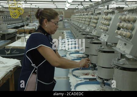 Matamoros, Mexiko April 2006: Weibliche Arbeiterin passt Hemden in der Fabrik des Bekleidungsherstellers BonWorth an, direkt gegenüber der Grenze zu den Vereinigten Staaten von Brownsville, Texas. Das Werk beschäftigt 650 Mitarbeiter, die täglich rund 10.000 Kleidungsstücke produzieren, um seine über 200 US-amerikanischen Geschäfte in 31 bundesstaaten zu beliefern. ©Bob Daemmrich Stockfoto