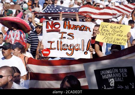 Austin, Texas USA, 10. April 2006: Etwa 20.000 Demonstranten marschieren durch die Innenstadt von Austin, während Anhänger der Einwanderungsrechte an einem nationalen Aktionstag Massenproteste im ganzen Land veranstalteten. ©Bob Daemmrich Stockfoto