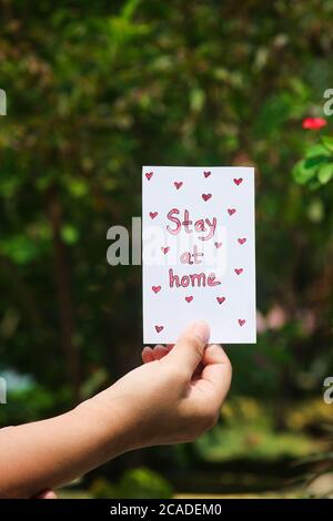 Bewusstsein hausgemachte Karte Konzept . Bleib sicher. Covid: 19. Stockfoto