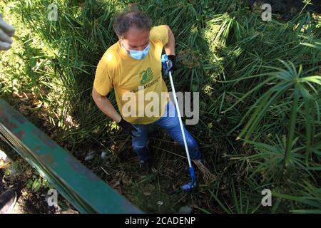 Freiwillige aus Legambiente reinigen das Bett des Rio Palazzo, einem der Nebenflüsse des berühmten Sarno Flusses.gefundene Glasflaschen, Plastikdosen. Stockfoto