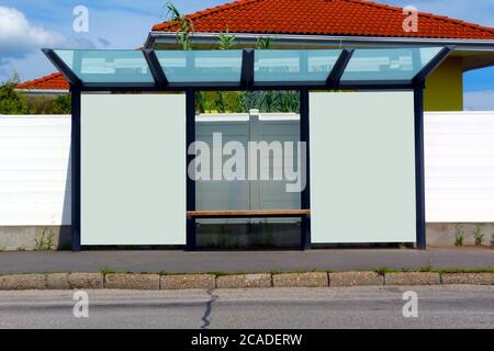 Verbund von Bus-Schutz an der Bushaltestelle von blanken ad Glas Panel. Urbane Umgebung. Wohnhaus im Hintergrund. Sicherheitsglas-Design. Leere Werbefläche Stockfoto