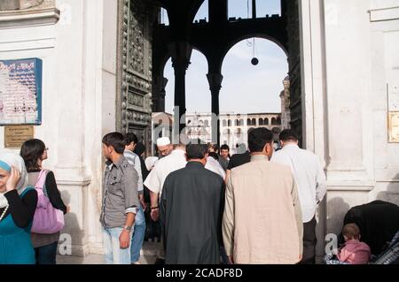 Syrische muslimische Gläubige betreten den Freilichthof der Umayyad-Moschee in der Altstadt (Medina) von Damaskus, Syrien. Stockfoto