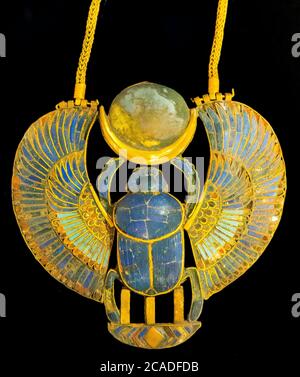 Ägypten, Kairo, Tutanchamon-Schmuck, aus seinem Grab in Luxor : Ein Bruststück in Form eines geflügelten Scarab. Stockfoto