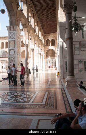 Syrische muslimischen Gläubigen im Innenhof der Umayyaden Moschee in der Altstadt (Medina) von Damaskus, Syrien. Stockfoto