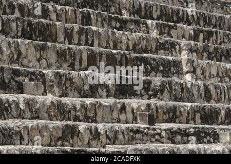 Nahaufnahme einer Mauer von Maya-Ruinen in Edzna Stockfoto