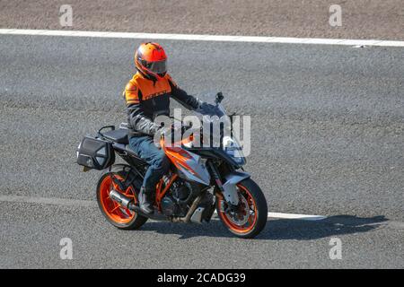 KTM orange GT Motorradfahrer; zweirädrige Transport, Motorräder, Fahrzeug, Straßen, Motorräder, Motorradfahrer fahren in Chorley, Großbritannien Stockfoto
