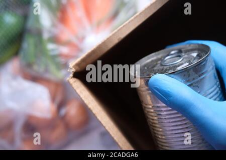 Lieferung von Waren an die Tür. Kommissionierer Verpackung Lebensmittel in einem Karton-Boxen. Stockfoto