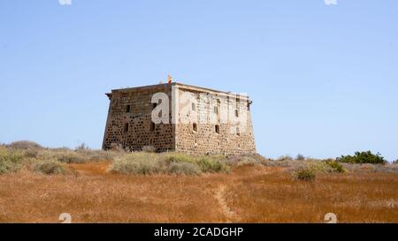 Alicante, Spanien - Juli 2020: Blick auf den alten Wachturm der Festung im Sommer auf der Insel Tabarca, blauer Himmel, auch als Gefängnis genutzt. Stockfoto