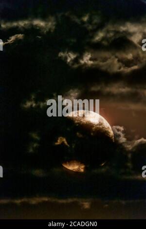 Der Vollmond im August wurde traditionell als Sturgeon-Mond bezeichnet, weil der riesige Stör der Großen Seen und der Lake Champlain am bereitesten augh waren Stockfoto