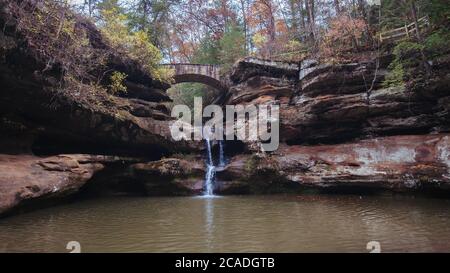 Bridge und Upper Falls in Hocking Hills, OH Stockfoto