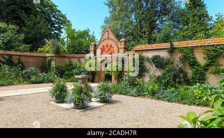 Das Eingangsgericht mit dem Postman's Gate im East Ruston Old Vicarage Garden, East Ruston, Norfolk, England, Großbritannien Stockfoto