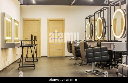Interieur eines modernen Schönheitssalons, Haarschneidebereich Stockfoto