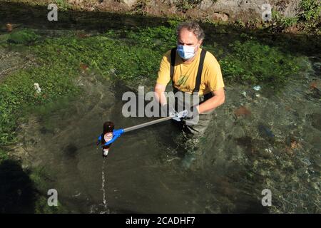 Freiwillige aus Legambiente reinigen das Bett des Rio Palazzo, einem der Nebenflüsse des berühmten Sarno Flusses.gefundene Glasflaschen, Plastikdosen. Stockfoto