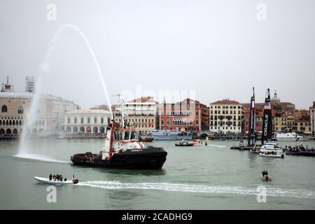 VENEDIG, ITALIEN - MAI 20: Ein AC45 Katamaran am letzten Tag der Venice 2012 - America's Cup World Series am 20. Mai 2012 in Venedig, Italien Stockfoto