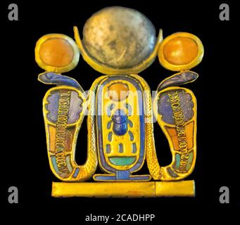 Ägypten, Kairo, Tutanchamon-Schmuck, aus seinem Grab in Luxor: Gegengewicht eines Brustbeins, mit 2 Sonnenschlangen und einer Königskartusche. Stockfoto