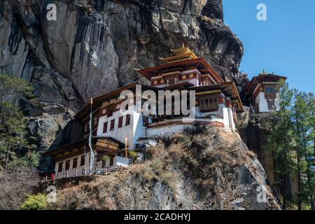 Bhutan, Paro. Taktshang Goemba oder Tiger’s Nest Kloster, einer der heiligsten religiösen Stätten Bhutans. Stockfoto
