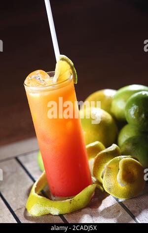 Vertikale Aufnahme von Tequila Sunrise Cocktail in Hochglas mit Stroh Stockfoto