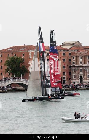 VENEDIG, ITALIEN - MAI 20: Ein AC45 Katamaran am letzten Tag der Venice 2012 - America's Cup World Series am 20. Mai 2012 in Venedig, Italien Stockfoto