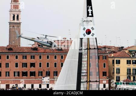 VENEDIG, ITALIEN - MAI 20: Ein AC45 Katamaran am letzten Tag der Venice 2012 - America's Cup World Series am 20. Mai 2012 in Venedig, Italien Stockfoto