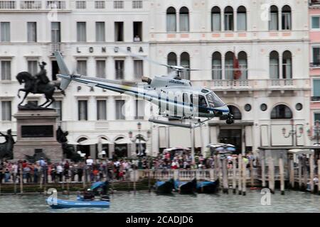 VENEDIG, ITALIEN - MAI 20: Ein AC45 Katamaran am letzten Tag der Venice 2012 - America's Cup World Series am 20. Mai 2012 in Venedig, Italien Stockfoto