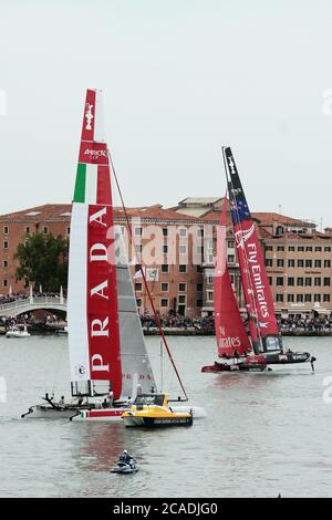 VENEDIG, ITALIEN - MAI 20: Ein AC45 Katamaran am letzten Tag der Venice 2012 - America's Cup World Series am 20. Mai 2012 in Venedig, Italien Stockfoto