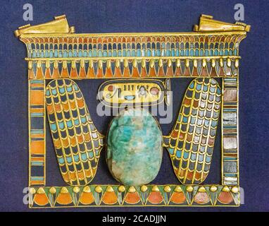 Ägypten, Tutanchamon-Schmuck : Ein Bruststück in Form eines Pylons, mit einer Kartusche des Königs und einem geflügelten Scarab. Stockfoto