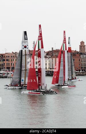 VENEDIG, ITALIEN - MAI 20: Ein AC45 Katamaran am letzten Tag der Venice 2012 - America's Cup World Series am 20. Mai 2012 in Venedig, Italien Stockfoto