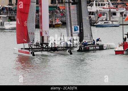 VENEDIG, ITALIEN - MAI 20: Ein AC45 Katamaran am letzten Tag der Venice 2012 - America's Cup World Series am 20. Mai 2012 in Venedig, Italien Stockfoto