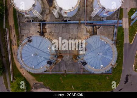 Luftaufnahme von Industrieöltanks und Rohrleitungen bei an Industriestandort Stockfoto