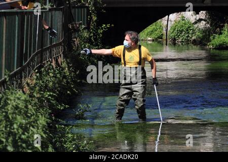 Freiwillige aus Legambiente reinigen das Bett des Rio Palazzo, einem der Nebenflüsse des berühmten Sarno Flusses.gefundene Glasflaschen, Plastikdosen. Stockfoto